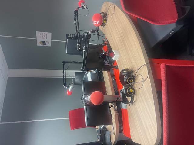 Chronique radio RCF au Mans dans le studio RCF